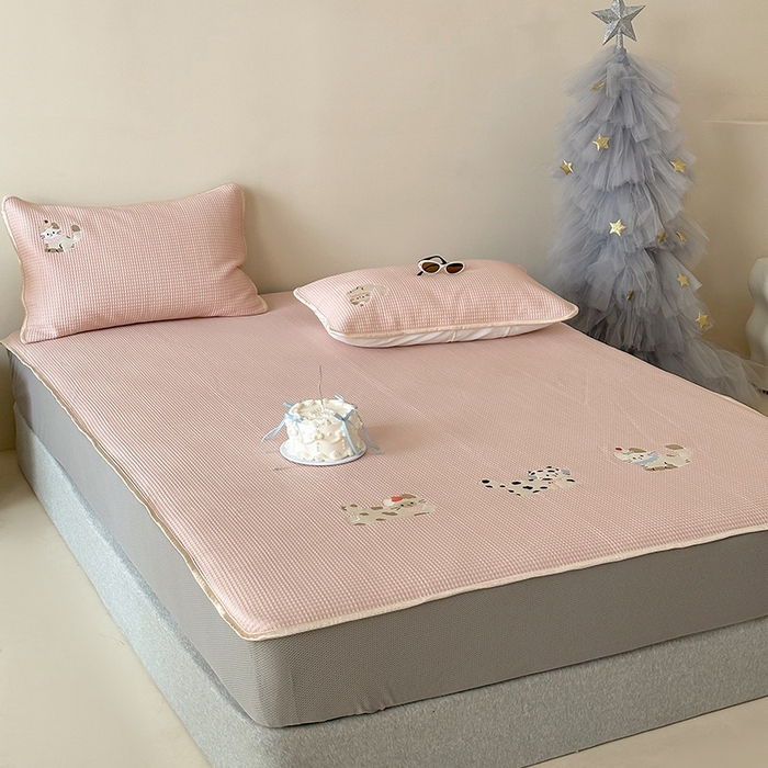 91家纺网 家纺一手货源 找家纺 圆岛家纺 2025夏季高分子PE华夫格刺绣软凉席床笠款三件套 小懒猫