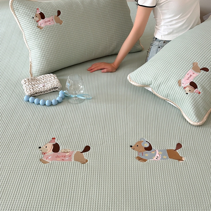 91家纺网 家纺一手货源 找家纺 （总）圆岛家纺 2025夏季高分子PE华夫格刺绣软凉席床笠款三件套