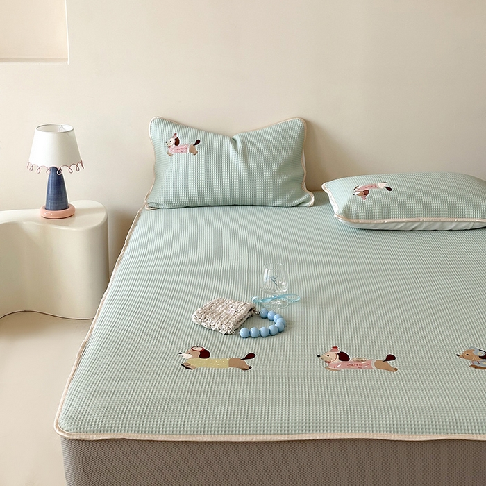 91家纺网 家纺一手货源 找家纺 （总）圆岛家纺 2025夏季高分子PE华夫格刺绣软凉席床笠款三件套