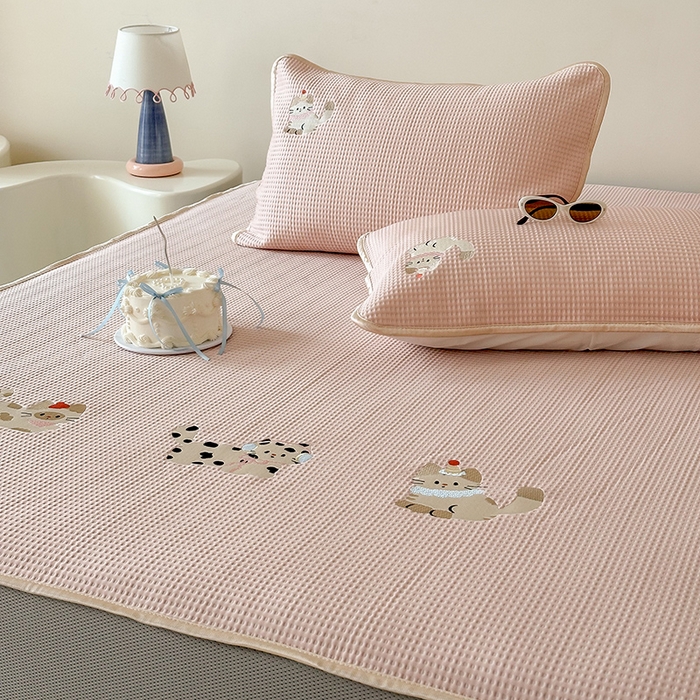 91家纺网 家纺一手货源 找家纺 圆岛家纺 2025夏季高分子PE华夫格刺绣软凉席床笠款三件套 小懒猫