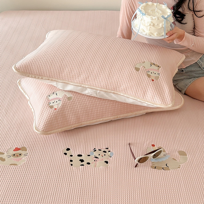 91家纺网 家纺一手货源 找家纺 圆岛家纺 2025夏季高分子PE华夫格刺绣软凉席床笠款三件套 小懒猫