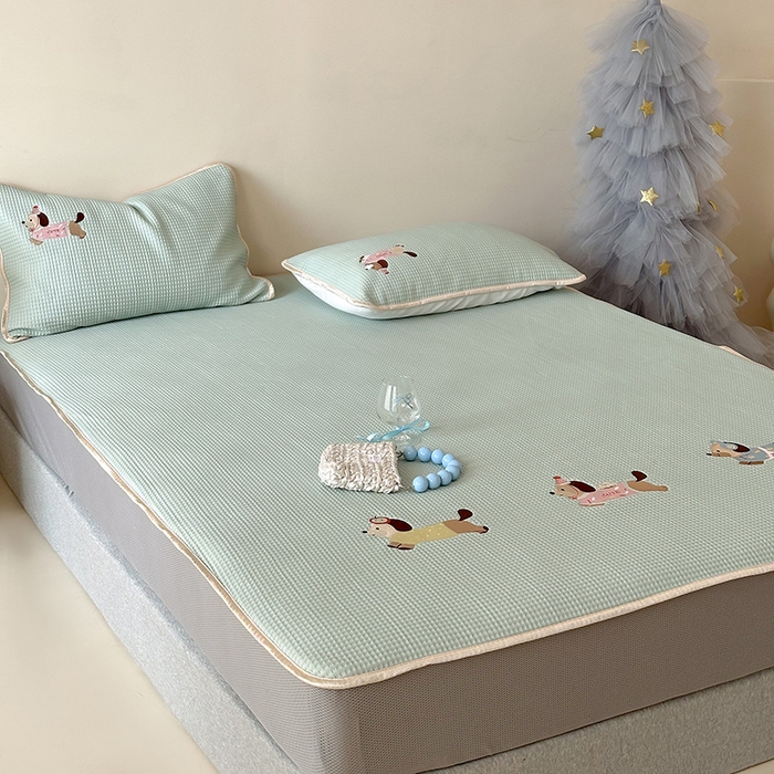 91家纺网 家纺一手货源 找家纺 （总）圆岛家纺 2025夏季高分子PE华夫格刺绣软凉席床笠款三件套