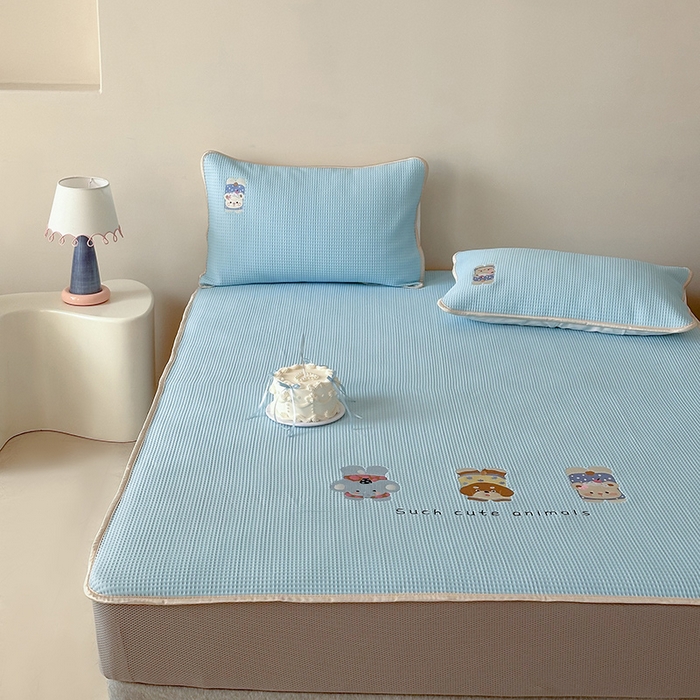 91家纺网 家纺一手货源 找家纺 圆岛家纺 2025夏季高分子PE华夫格刺绣软凉席床笠款三件套 趴趴乐园