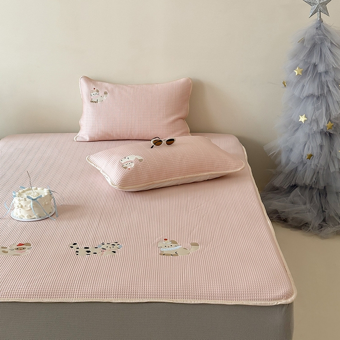 91家纺网 家纺一手货源 找家纺 圆岛家纺 2025夏季高分子PE华夫格刺绣软凉席床笠款三件套 小懒猫