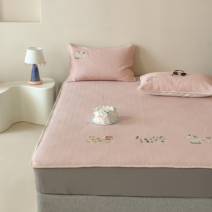 91家纺网 家纺一手货源 找家纺 圆岛家纺 2025夏季高分子PE华夫格刺绣软凉席床笠款三件套 小懒猫