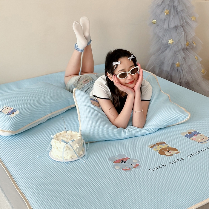 91家纺网 家纺一手货源 找家纺 圆岛家纺 2025夏季高分子PE华夫格刺绣软凉席床笠款三件套 趴趴乐园