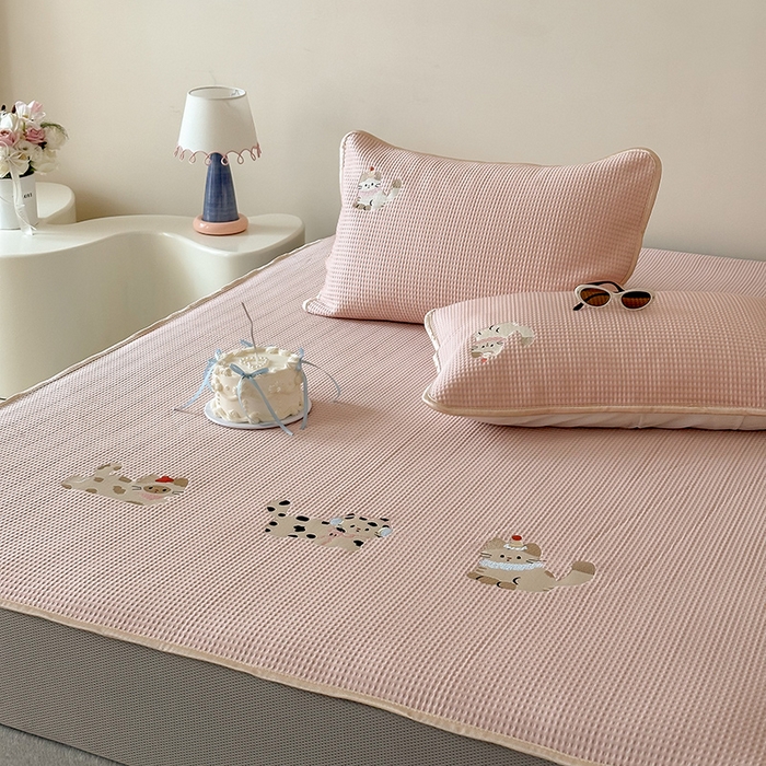 91家纺网 家纺一手货源 找家纺 圆岛家纺 2025夏季高分子PE华夫格刺绣软凉席床笠款三件套 小懒猫