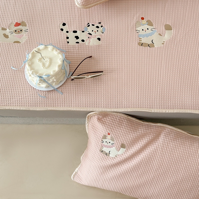 91家纺网 家纺一手货源 找家纺 圆岛家纺 2025夏季高分子PE华夫格刺绣软凉席床笠款三件套 小懒猫