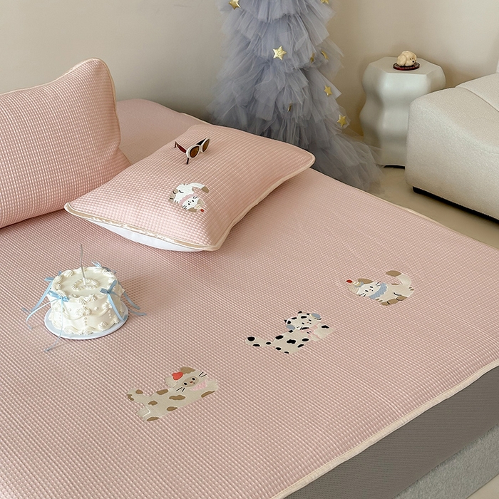 91家纺网 家纺一手货源 找家纺 圆岛家纺 2025夏季高分子PE华夫格刺绣软凉席床笠款三件套 小懒猫