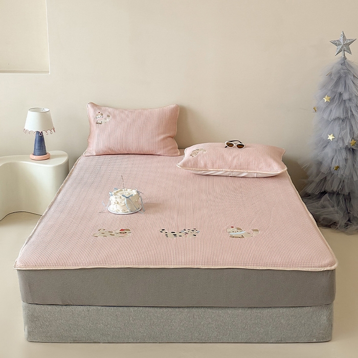 91家纺网 家纺一手货源 找家纺 （总）圆岛家纺 2025夏季高分子PE华夫格刺绣软凉席床笠款三件套