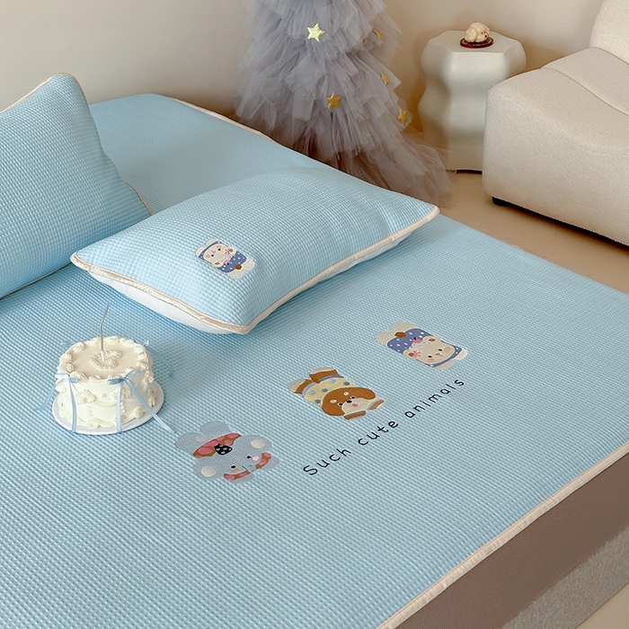 91家纺网 家纺一手货源 找家纺 圆岛家纺 2025夏季高分子PE华夫格刺绣软凉席床笠款三件套 趴趴乐园