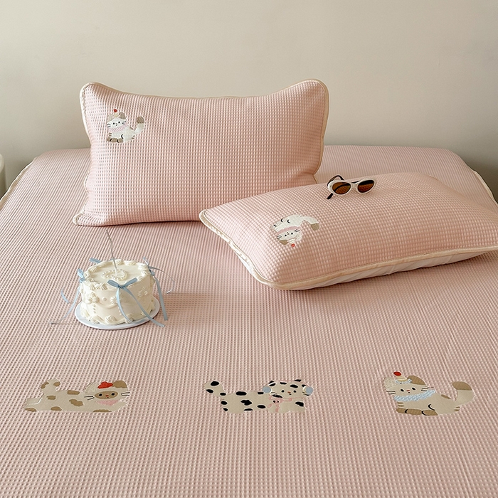 91家纺网 家纺一手货源 找家纺 圆岛家纺 2025夏季高分子PE华夫格刺绣软凉席床笠款三件套 小懒猫