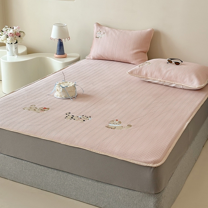 91家纺网 家纺一手货源 找家纺 圆岛家纺 2025夏季高分子PE华夫格刺绣软凉席床笠款三件套 小懒猫