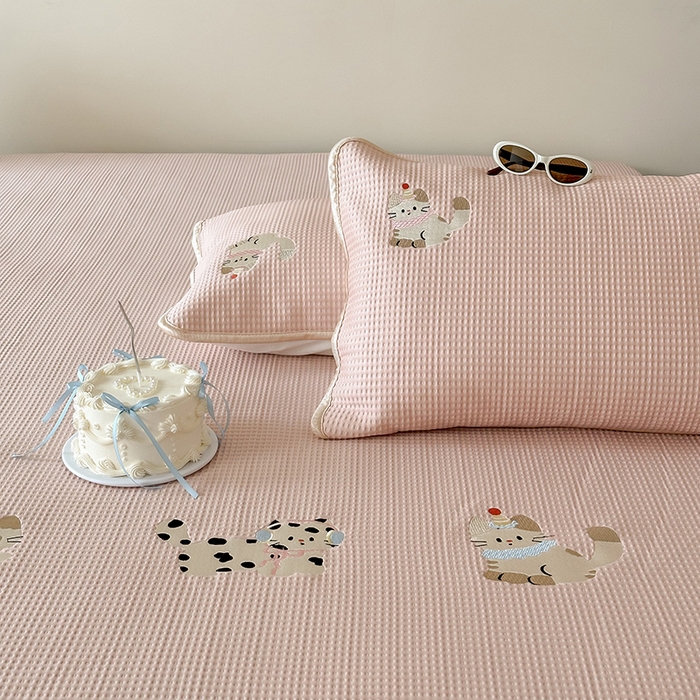 91家纺网 家纺一手货源 找家纺 圆岛家纺 2025夏季高分子PE华夫格刺绣软凉席床笠款三件套 小懒猫