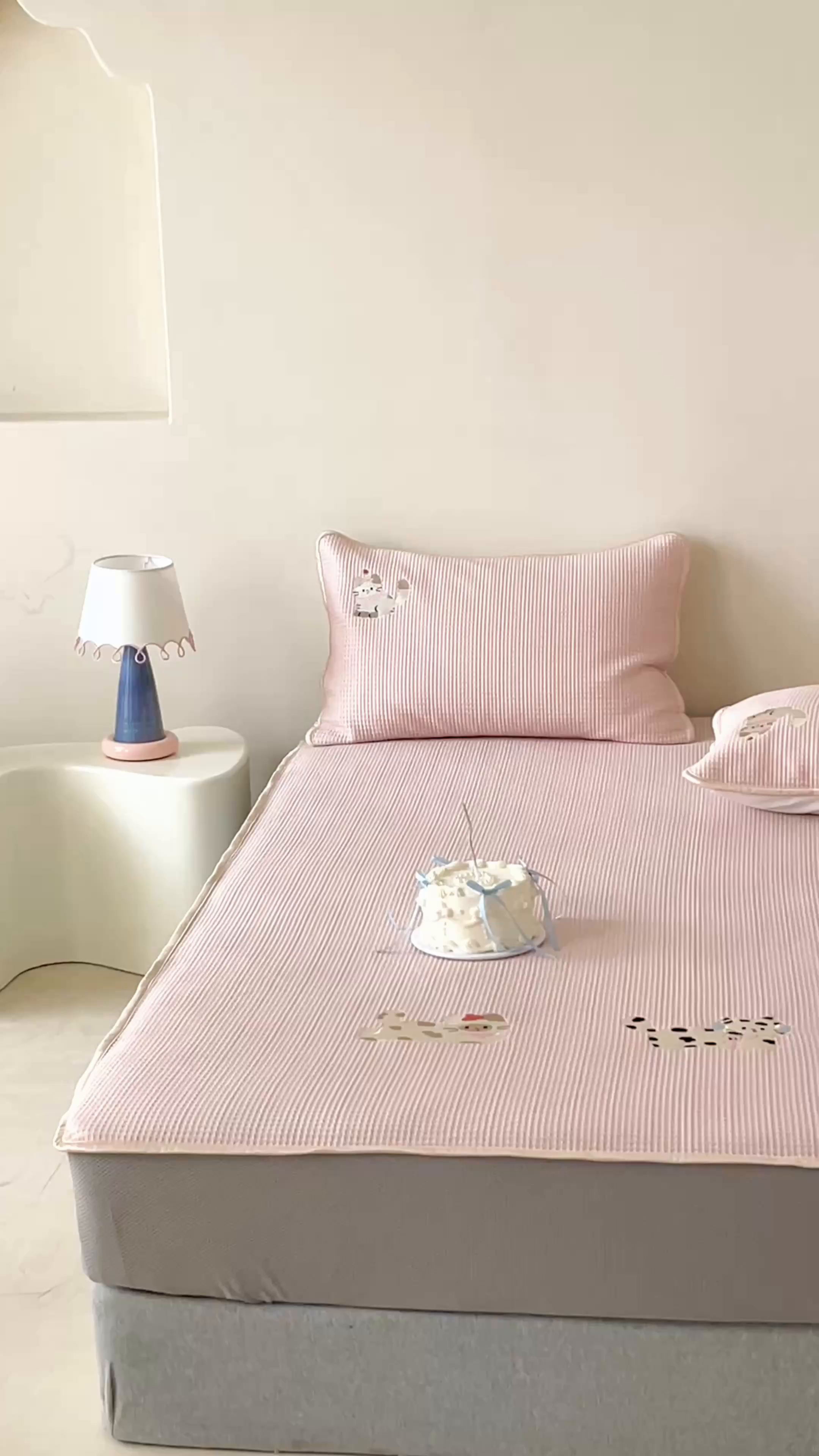 91家纺网 家纺一手货源 找家纺 圆岛家纺 2025夏季高分子PE华夫格刺绣软凉席床笠款三件套 小懒猫