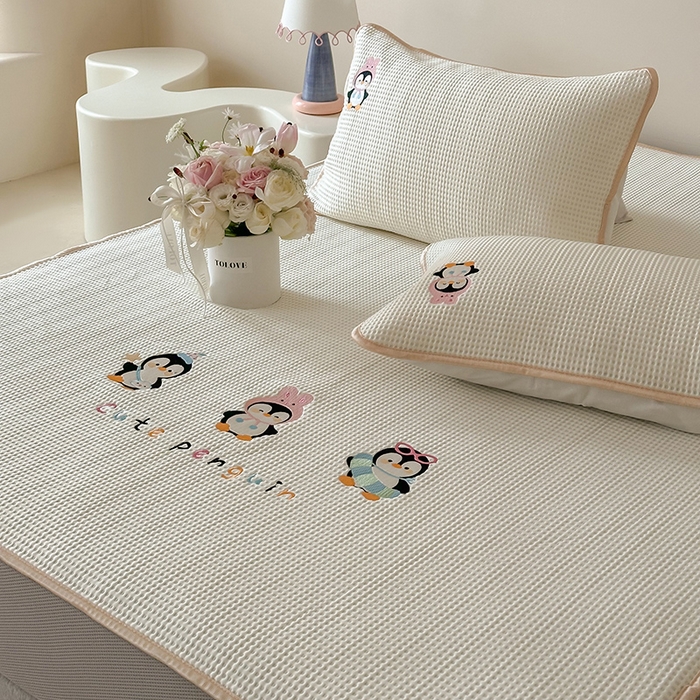 91家纺网 家纺一手货源 找家纺 圆岛家纺 2025夏季高分子PE华夫格刺绣软凉席床笠款三件套 企鹅的夏天