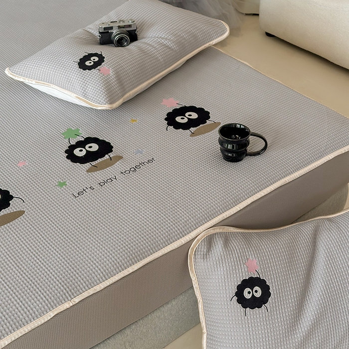 91家纺网 家纺一手货源 找家纺 圆岛家纺 2025夏季高分子PE华夫格刺绣软凉席床笠款三件套 小煤球