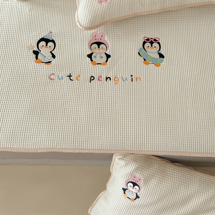 91家纺网 家纺一手货源 找家纺 圆岛家纺 2025夏季高分子PE华夫格刺绣软凉席床笠款三件套 企鹅的夏天