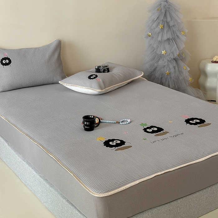 91家纺网 家纺一手货源 找家纺 圆岛家纺 2025夏季高分子PE华夫格刺绣软凉席床笠款三件套 小煤球