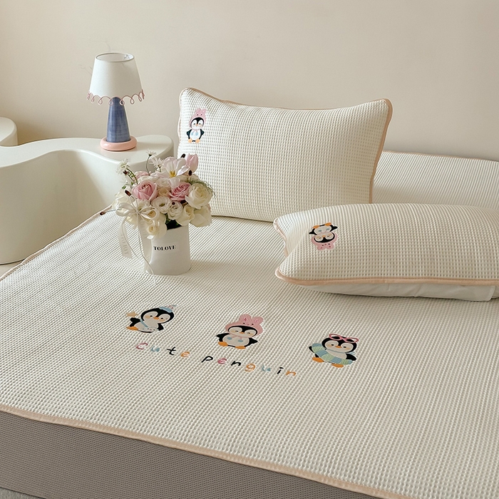 91家纺网 家纺一手货源 找家纺 圆岛家纺 2025夏季高分子PE华夫格刺绣软凉席床笠款三件套 企鹅的夏天