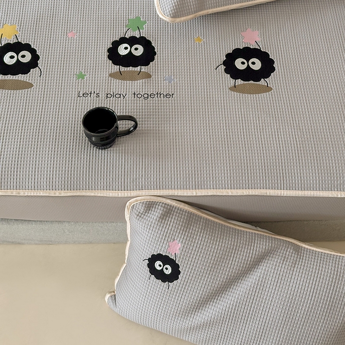 91家纺网 家纺一手货源 找家纺 圆岛家纺 2025夏季高分子PE华夫格刺绣软凉席床笠款三件套 小煤球