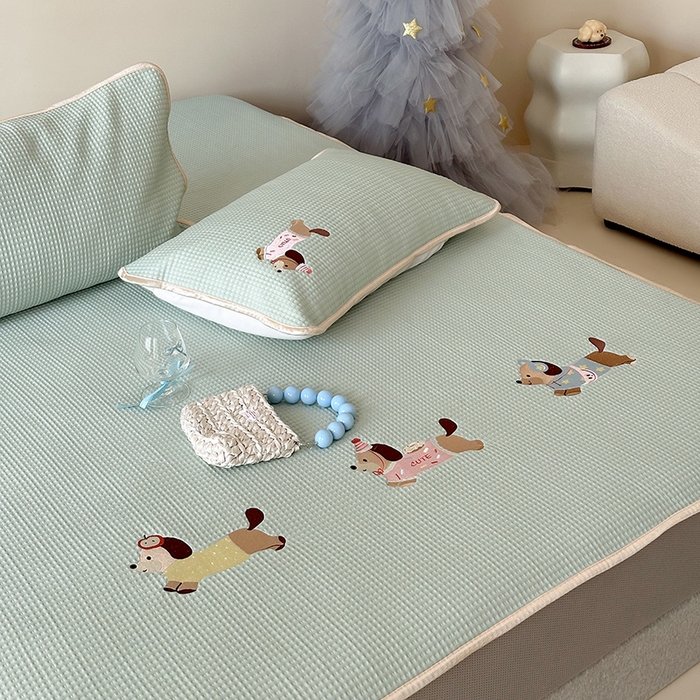 91家纺网 家纺一手货源 找家纺 圆岛家纺 2025夏季高分子PE华夫格刺绣软凉席床笠款三件套 腊肠小队