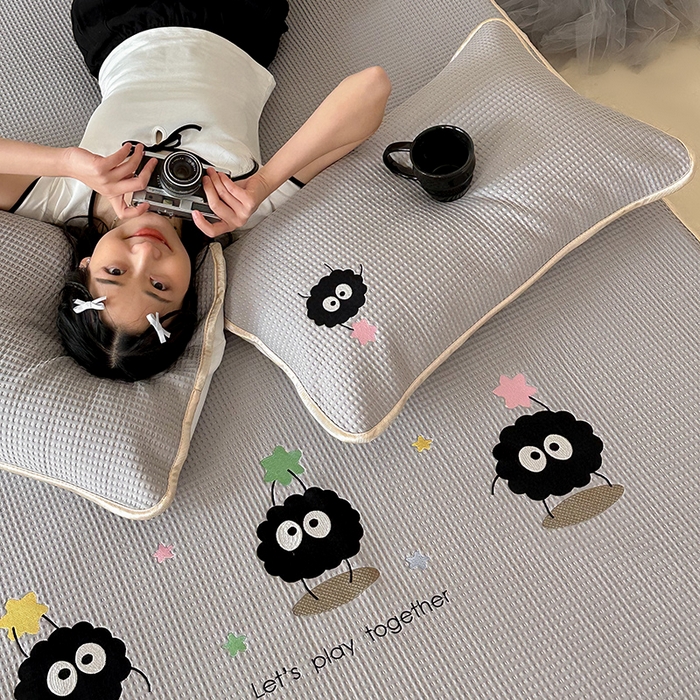 91家纺网 家纺一手货源 找家纺 圆岛家纺 2025夏季高分子PE华夫格刺绣软凉席床笠款三件套 小煤球