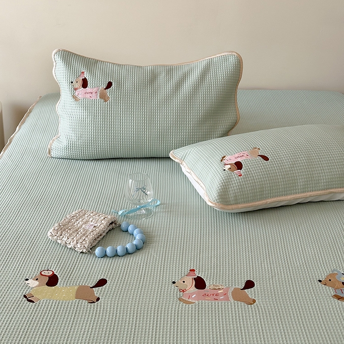 91家纺网 家纺一手货源 找家纺 圆岛家纺 2025夏季高分子PE华夫格刺绣软凉席床笠款三件套 腊肠小队