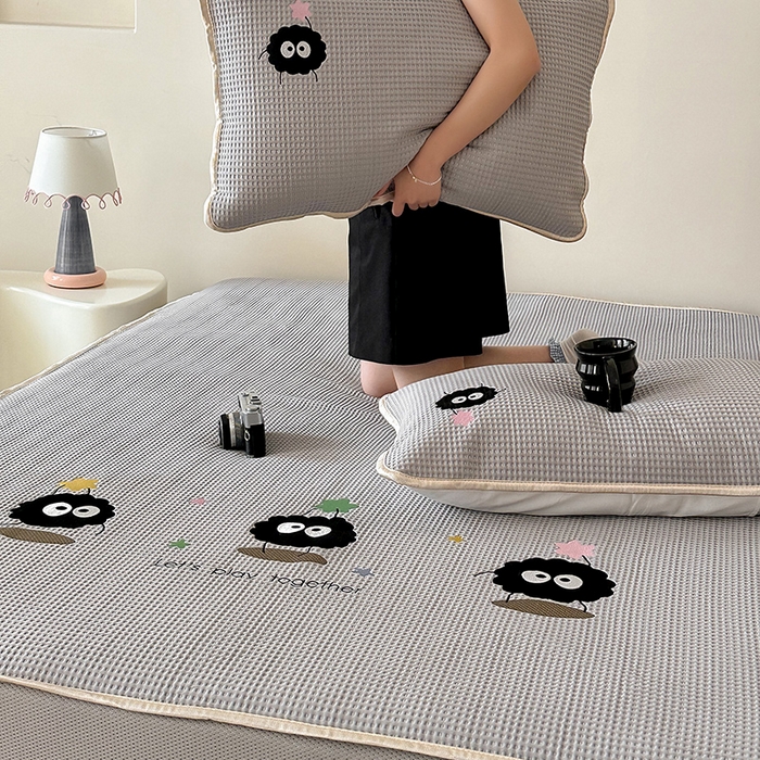 91家纺网 家纺一手货源 找家纺 圆岛家纺 2025夏季高分子PE华夫格刺绣软凉席床笠款三件套 小煤球