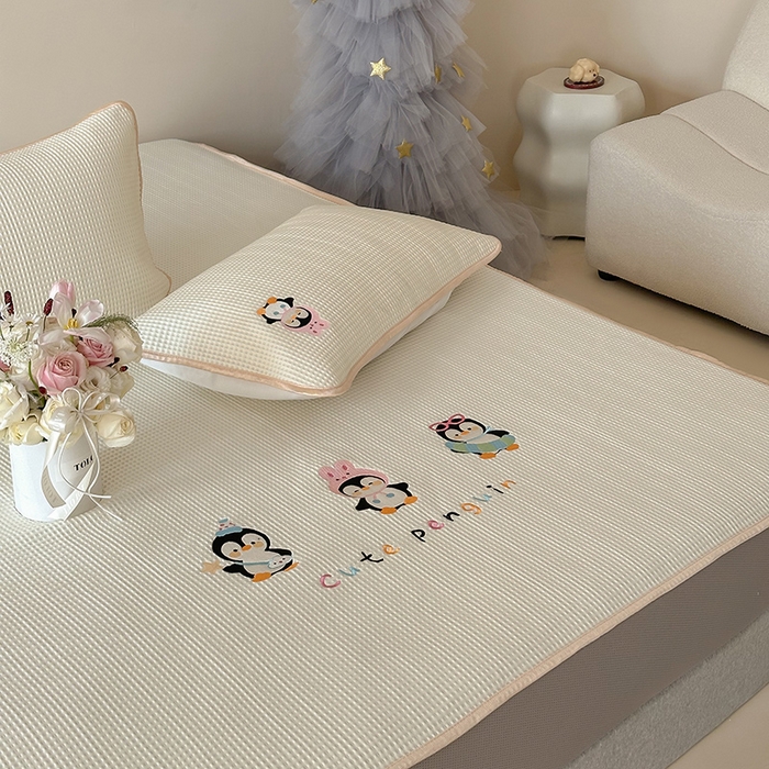 91家纺网 家纺一手货源 找家纺 圆岛家纺 2025夏季高分子PE华夫格刺绣软凉席床笠款三件套 企鹅的夏天