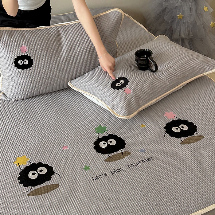 91家纺网 家纺一手货源 找家纺 圆岛家纺 2025夏季高分子PE华夫格刺绣软凉席床笠款三件套 小煤球