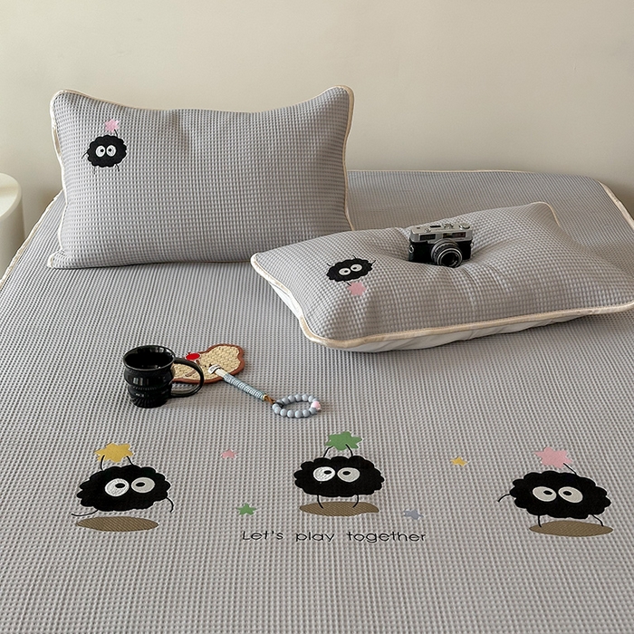 91家纺网 家纺一手货源 找家纺 圆岛家纺 2025夏季高分子PE华夫格刺绣软凉席床笠款三件套 小煤球