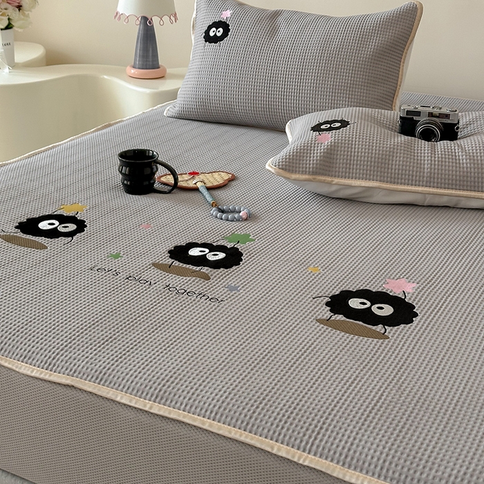 91家纺网 家纺一手货源 找家纺 圆岛家纺 2025夏季高分子PE华夫格刺绣软凉席床笠款三件套 小煤球