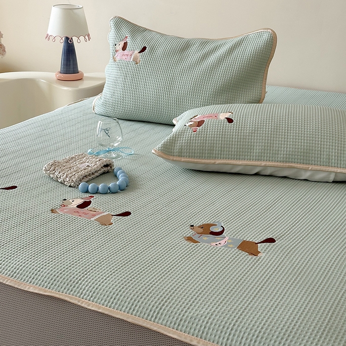 91家纺网 家纺一手货源 找家纺 圆岛家纺 2025夏季高分子PE华夫格刺绣软凉席床笠款三件套 腊肠小队