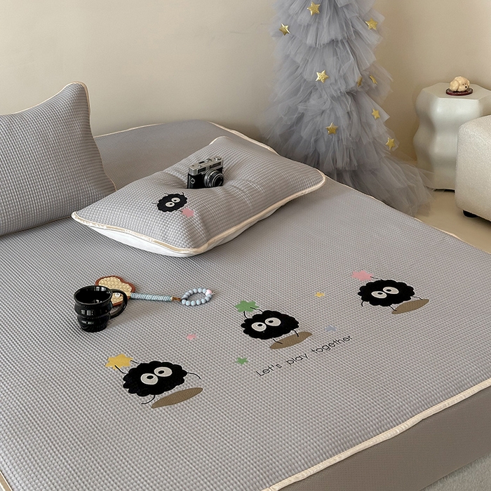 91家纺网 家纺一手货源 找家纺 圆岛家纺 2025夏季高分子PE华夫格刺绣软凉席床笠款三件套 小煤球