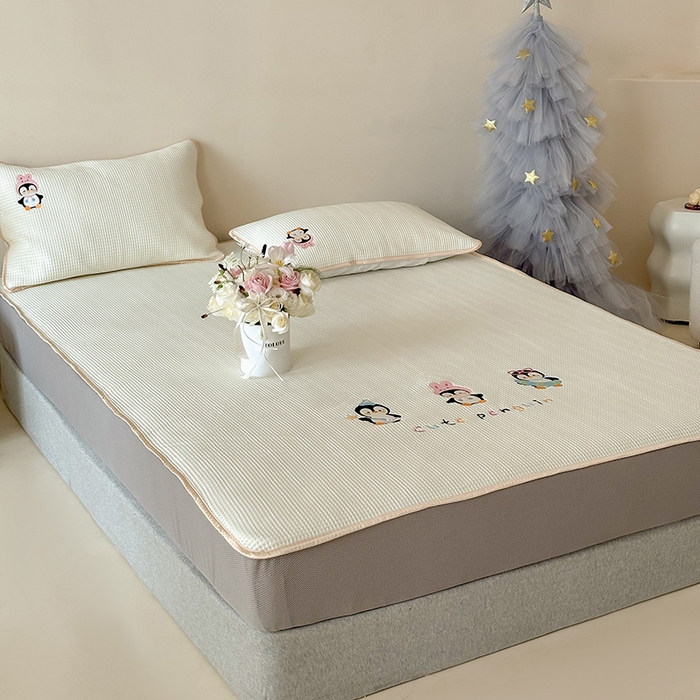 91家纺网 家纺一手货源 找家纺 圆岛家纺 2025夏季高分子PE华夫格刺绣软凉席床笠款三件套 企鹅的夏天