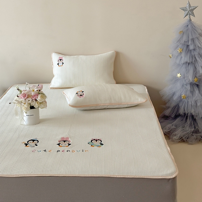 91家纺网 家纺一手货源 找家纺 圆岛家纺 2025夏季高分子PE华夫格刺绣软凉席床笠款三件套 企鹅的夏天