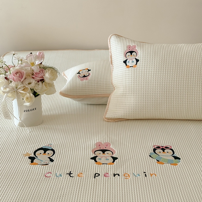 91家纺网 家纺一手货源 找家纺 圆岛家纺 2025夏季高分子PE华夫格刺绣软凉席床笠款三件套 企鹅的夏天