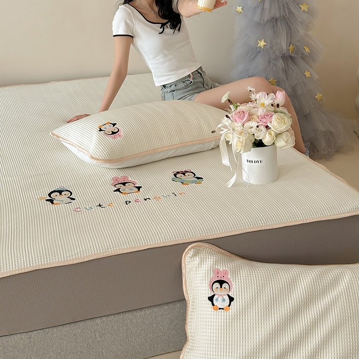 91家纺网 家纺一手货源 找家纺 圆岛家纺 2025夏季高分子PE华夫格刺绣软凉席床笠款三件套 企鹅的夏天