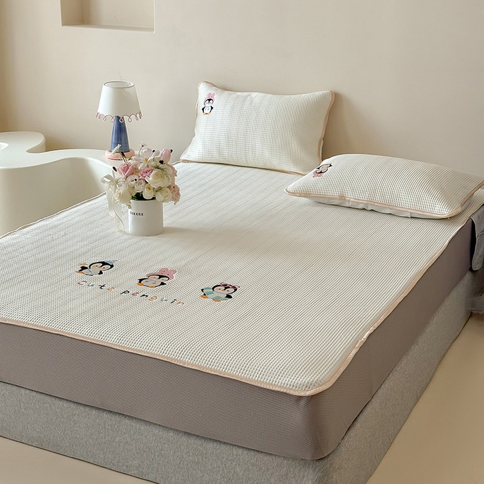 91家纺网 家纺一手货源 找家纺 圆岛家纺 2025夏季高分子PE华夫格刺绣软凉席床笠款三件套 企鹅的夏天