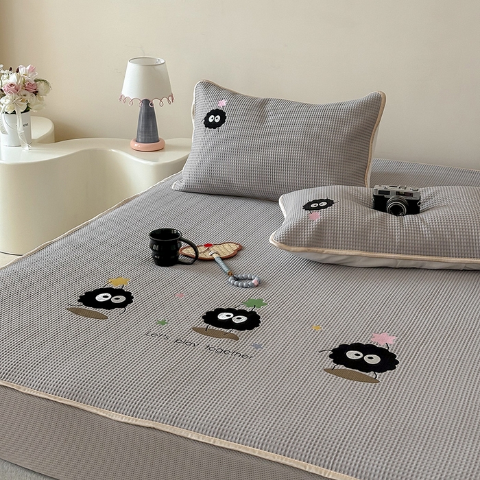 91家纺网 家纺一手货源 找家纺 圆岛家纺 2025夏季高分子PE华夫格刺绣软凉席床笠款三件套 小煤球