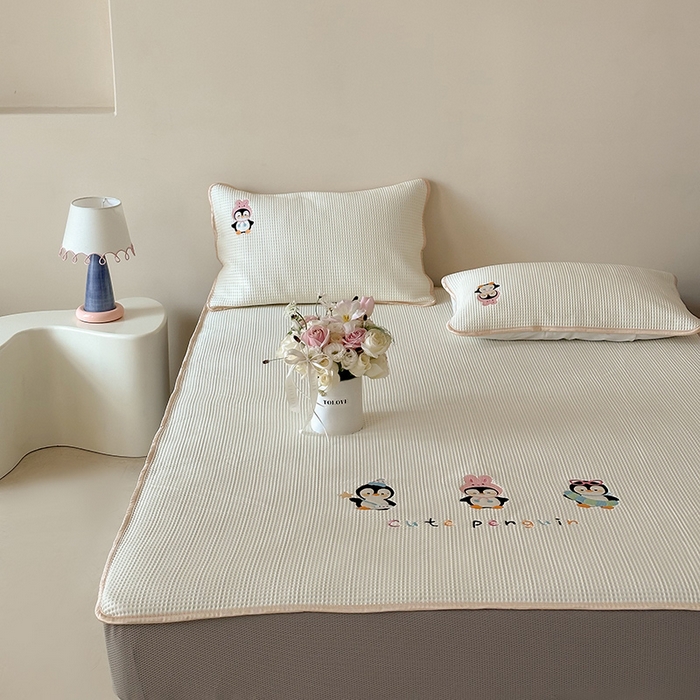 91家纺网 家纺一手货源 找家纺 圆岛家纺 2025夏季高分子PE华夫格刺绣软凉席床笠款三件套 企鹅的夏天