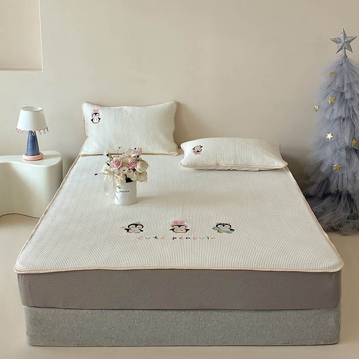 圆岛家纺 2025夏季高分子PE华夫格刺绣软凉席床笠款三件套 企鹅的夏天