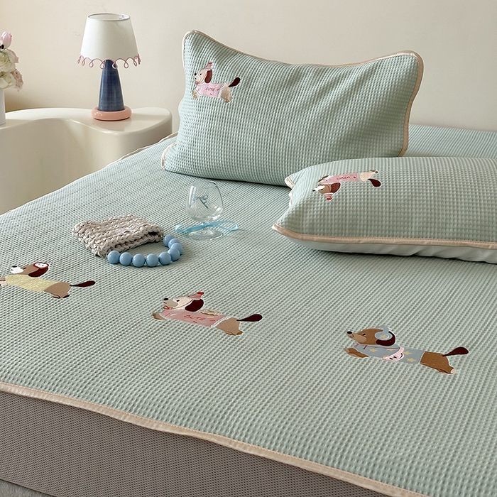 91家纺网 家纺一手货源 找家纺 圆岛家纺 2025夏季高分子PE华夫格刺绣软凉席床笠款三件套 腊肠小队