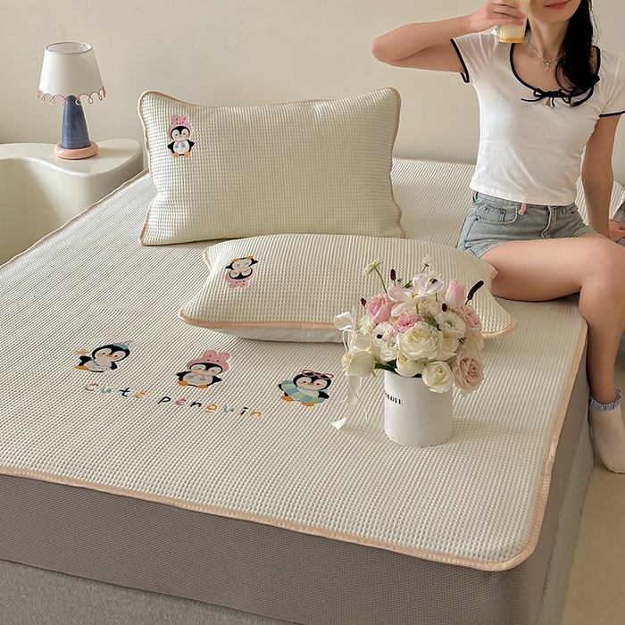 91家纺网 家纺一手货源 找家纺 圆岛家纺 2025夏季高分子PE华夫格刺绣软凉席床笠款三件套 企鹅的夏天