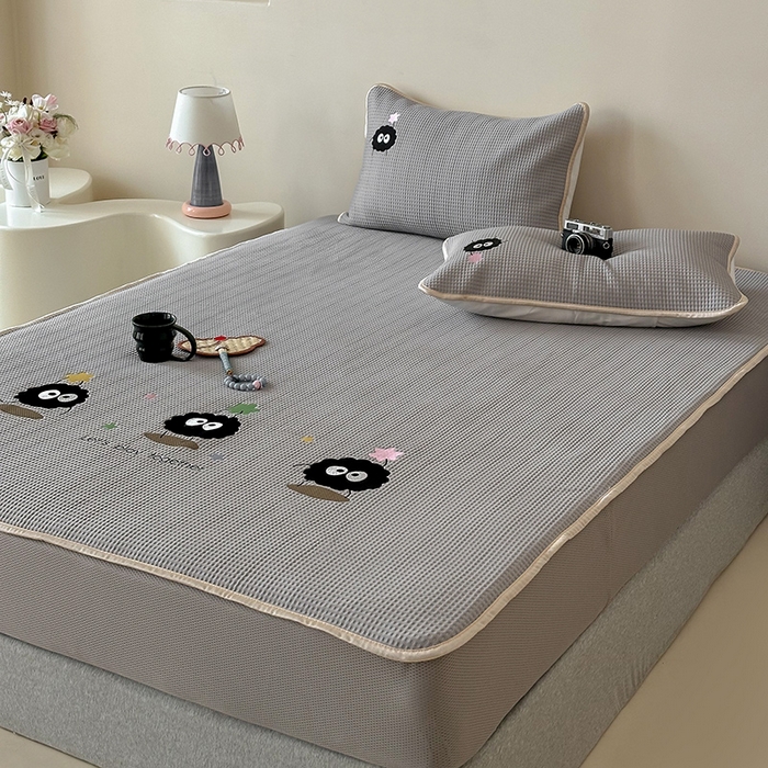 91家纺网 家纺一手货源 找家纺 圆岛家纺 2025夏季高分子PE华夫格刺绣软凉席床笠款三件套 小煤球