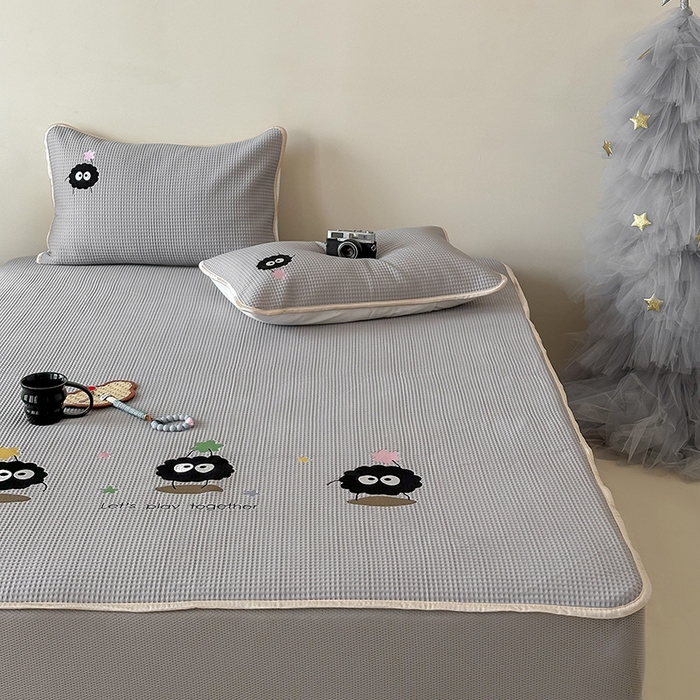 91家纺网 家纺一手货源 找家纺 圆岛家纺 2025夏季高分子PE华夫格刺绣软凉席床笠款三件套 小煤球