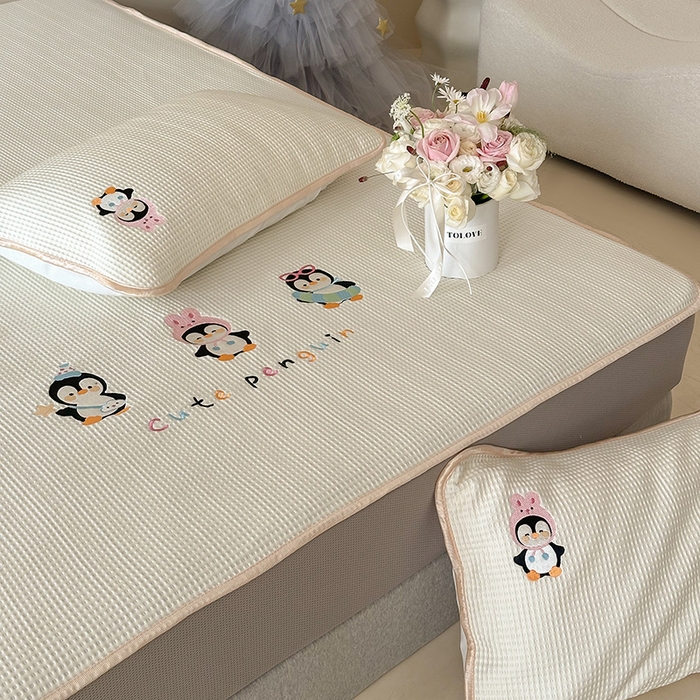 91家纺网 家纺一手货源 找家纺 圆岛家纺 2025夏季高分子PE华夫格刺绣软凉席床笠款三件套 企鹅的夏天