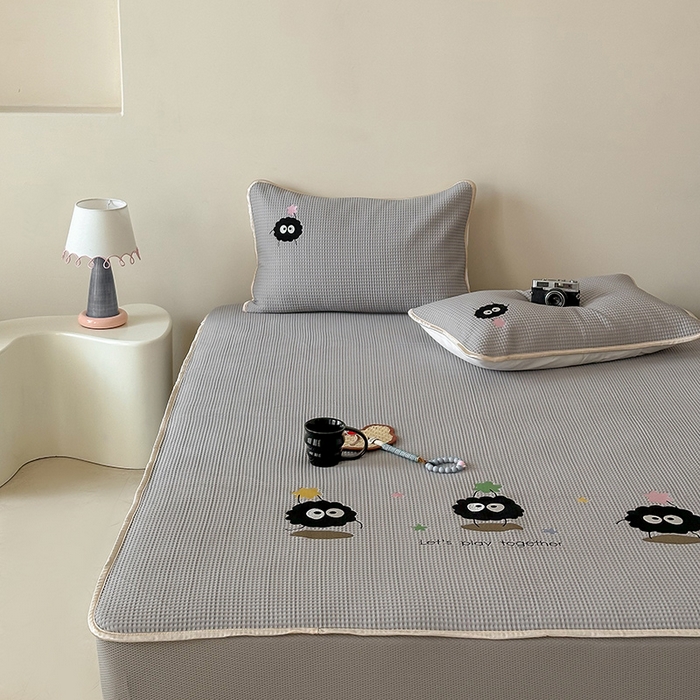 91家纺网 家纺一手货源 找家纺 圆岛家纺 2025夏季高分子PE华夫格刺绣软凉席床笠款三件套 小煤球