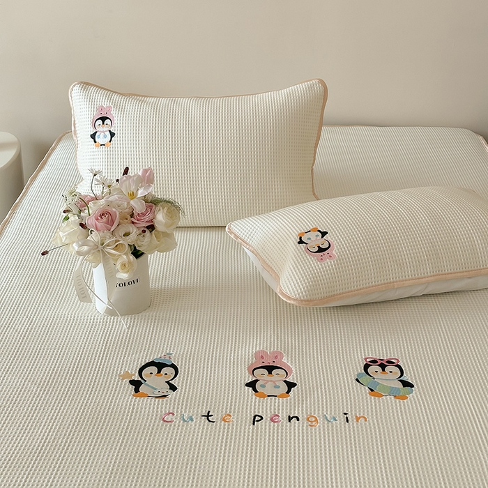 91家纺网 家纺一手货源 找家纺 圆岛家纺 2025夏季高分子PE华夫格刺绣软凉席床笠款三件套 企鹅的夏天